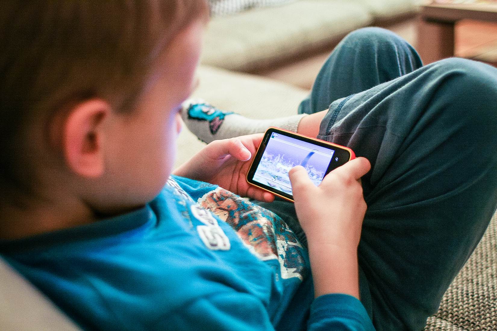 kids playing mobile games