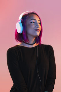 Twitch influencer, TheMavShow models her Siberia Arctis 7 headphones