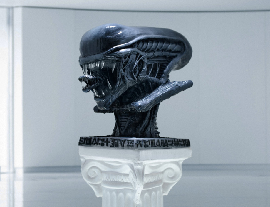 Xenomorph cake mounted on a pedestal